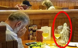 Bức ảnh người đàn ông mang tro cốt của vợ đến nhà hàng để "cùng ăn một bữa", nhiều người nhận ra mình đã quá vô tâm trong tình yêu