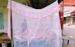 Hải Phòng: Người phụ nữ mắc màn bán thịt lợn ở giữa chợ gây chú ý