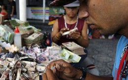 Lạm phát leo thang, người dân Venezuela dùng tiền để gấp đồ thủ công đem bán