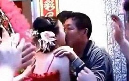 Bố chồng hôn con dâu, chú rể bị ép khỏa thân... những trò đùa “lố” trong đám cưới ở Trung Quốc