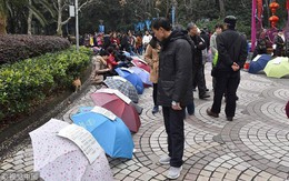 24h qua ảnh: Cha mẹ Trung Quốc mang ô đến công viên tìm bạn đời cho con