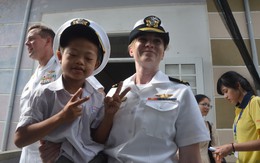 Thủy thủ tàu sân bay Mỹ giao lưu thân thiết với trẻ nhiễm chất độc da cam ở Đà Nẵng