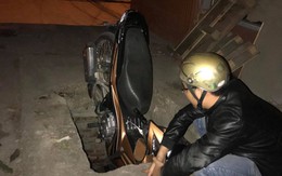 Hà Nội: Nam thanh niên đi xe máy bất ngờ lao trúng hố sâu cạnh vỉa hè lúc đêm khuya