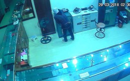 Video: Tên trộm đi lại trong tiệm vàng lấy số tài sản hơn 700 triệu đồng