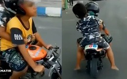 Lái mô tô mini ra đường, bé trai khóc thút thít khi bị cảnh sát tuýt còi