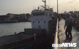 Tàu thủy 'bơi' tự do trên sông, tông thẳng vào cầu Đồng Nai