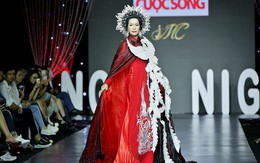 "Nữ hoàng bikini" ảnh lịch thập niên 90 tái xuất diễn thời trang sau gần 20 năm
