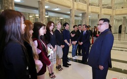Vợ chồng ông Kim Jong-un vỗ tay tán thưởng nghệ sĩ Hàn Quốc
