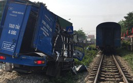 Hà Nội: Qua đường ray không quan sát, xe tải chở hàng bị tàu hỏa đâm bẹp, tài xế thoát chết trong gang tấc