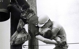 Sự thật đằng sau bức ảnh "nụ hôn đồng tính" của hai công nhân ngành điện lay động hàng triệu trái tim