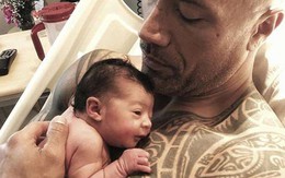 Hình ảnh Dwayne Johnson khổng lồ bế con gái mới sinh bé bỏng "hot rần rần" vì quá dễ thương