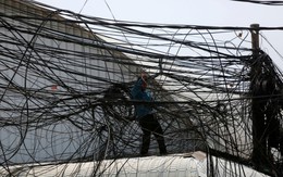 24h qua ảnh: Hệ thống lưới điện chằng chịt như mạng nhện ở Campuchia
