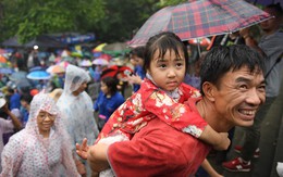 Hàng nghìn người đội mưa, chen chân lên lễ Giỗ Tổ Hùng Vương