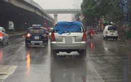 Đi ô tô mà vẫn phải mặc áo mưa: Hình ảnh trên phố Hà Nội khiến bao người bật cười