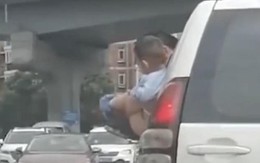 Clip: Bố nhoài người ra ngoài cho con đi tiểu khi xe đang chạy trên đường