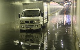 Hầm chui Điện Biên Phủ ngập nước hơn 1m, hàng loạt xe chết máy