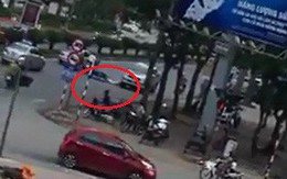 Clip phẫn nộ ở Nghệ An: Đi ngược chiều bị chặn, tài xế hung hăng lùi xe đâm trúng người
