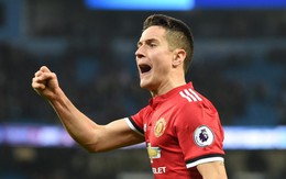 Ander Herrera ngang nhiên nhổ nước bọt vào logo Man City