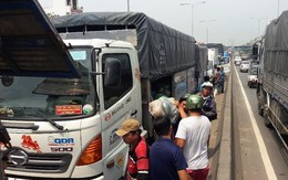 4 xe tải tông nhau gần cầu vượt Quang Trung