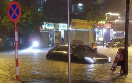 Hà Nội mưa dông kèm sấm chớp: Ô tô tiền tỉ "chết đứng" giữa phố như sông