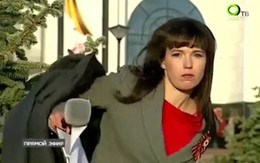 Video: Nữ phóng viên Nga cuống cuồng cởi áo trên sóng truyền hình trực tiếp