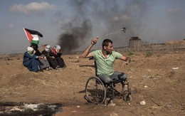 24h qua ảnh: Người biểu tình Palestine ngồi xe lăn quăng đá vào lính Israel