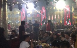 Nhiều cô gái thoát y trong quán karaoke phục vụ khách ngoại quốc ở Sài Gòn