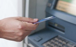 Infographic: Người dùng thẻ ATM tại Việt Nam chịu những loại phí nào?