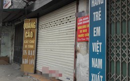 Tấm biển thông báo treo chiếc cửa hàng trên phố Hà Nội khiến dân mạng xôn xao