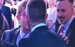 Khoảnh khắc Elton John hôn David Beckham rồi tự liếm môi gây sốt tại đám cưới Hoàng gia Anh