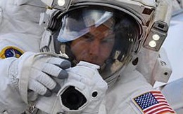 Bỏ quên thẻ nhớ camera trên trái đất, phi hành gia bảo NASA: "Tôi sẽ về lấy sau"