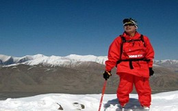 Người đàn ông cụt 2 chân chinh phục đỉnh Everest ở tuổi 69