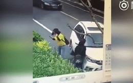 Trung Quốc: Ném gạch vào ô tô sau va chạm nhẹ, cô gái trẻ bị tài xế tông thẳng xe lên người