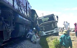 Xe tải chết máy trên đường sắt bị đoàn tàu hất văng cả chục mét