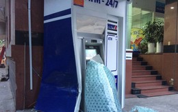 Xế hộp BMW tông nát trụ ATM của BIDV ở Sài Gòn