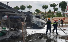 Xe bồn đang bơm xăng vào trạm bốc cháy dữ dội