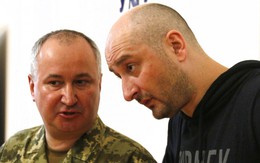 Nhà báo Nga tại Ukraine chịu tắm tiết lợn, giả chết vì "sợ gặp chuyện như ông Skripal"