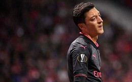 Ozil bị chỉ trích đóng kịch, "nước mắt cá sấu" khi Arsenal bại trận!