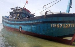 Tàu cá chở 13 thuyền viên bị đâm thủng trên biển