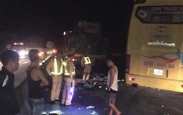 Xe khách va chạm với xe container, 2 người chết, 7 bị thương nặng