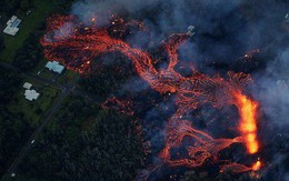 Dung nham phun trào cao tới 70m, nuốt chửng 30 căn nhà ở Hawaii: cảnh tượng từ trên cao nhìn như "cổng địa ngục"