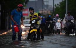 Mưa trắng trời, nhiều tuyến đường ở Sài Gòn ngập nặng