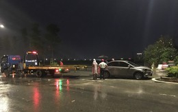 Xe du lịch húc lật xe tải trong cơn mưa tầm tã, 3 người mắc kẹt trong cabin