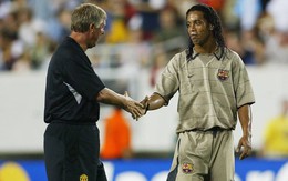 "Lật kèo" thôi chưa đủ, Ronaldinho còn khiến Man United nếm một "trái đắng" khác