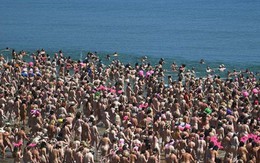 2.500 phụ nữ khỏa thân tắm biển để gây quỹ từ thiện