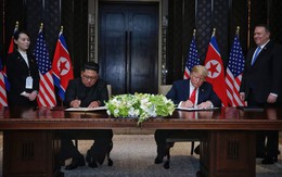 Ông Kim Jong-un không dùng bút có sẵn mà dùng bút em gái đưa để kí thỏa thuận