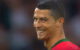 Ronaldo "cười đểu" khi kiếm được quả penalty từ đồng đội ở Real Madrid
