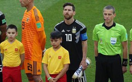 Vì sao thủ thành Argentina học theo Ronaldo, quay lưng lại với Messi khi hát quốc ca?