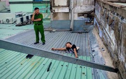Nam thanh niên bị kẹt trên mái nhà sau khi trộm điện thoại, công an tới giải cứu