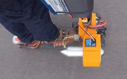 Nhà khoa học chế tạo xe scooter phản lực làm quà tặng con, "ông bố của năm" là đây chứ đâu!